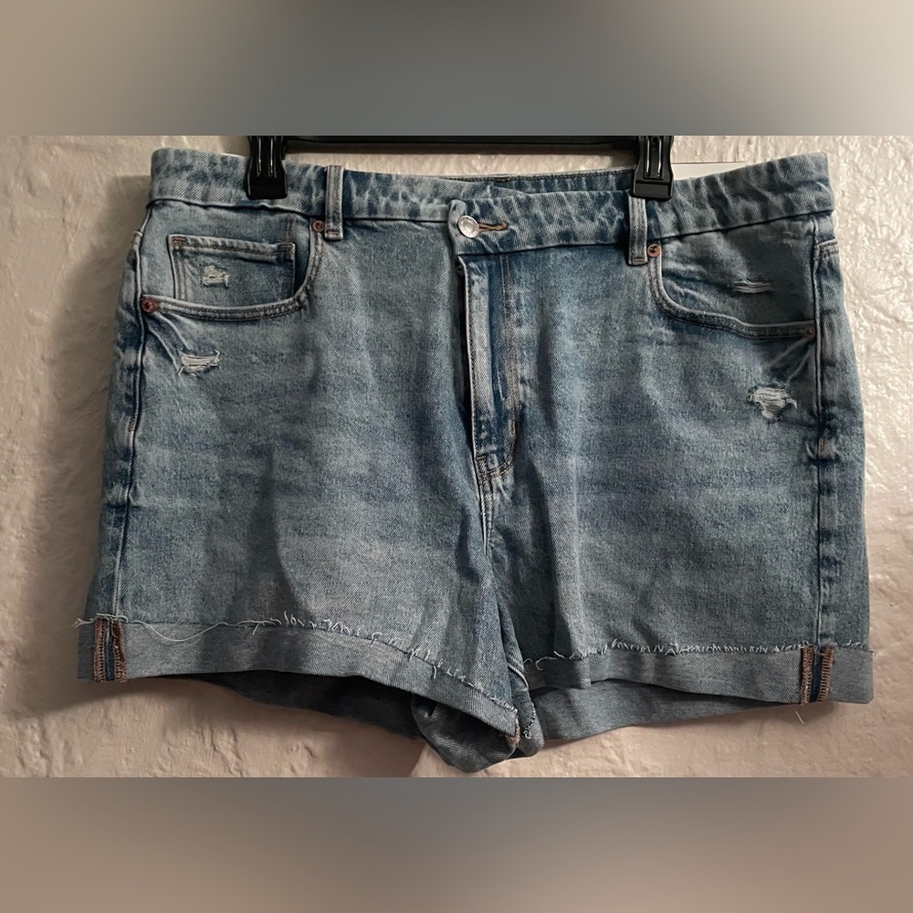NWT American Eagle Curvy light wash, distressed denim jean shorts, folded hem;18